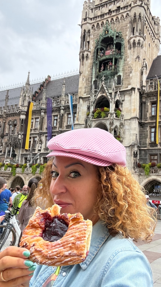 UN KIRSCHPLUNDER A MARIENPLATZ, MONACO