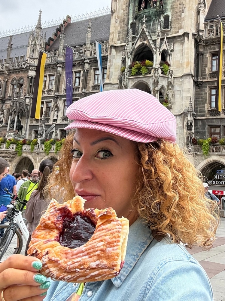 UN KIRSCHPLUNDER A MARIENPLATZ, MONACO