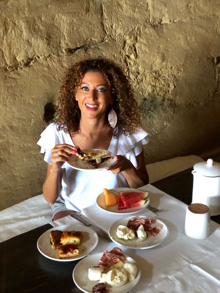 COLAZIONE IN UNA GROTTA FRA I SASSI DI MATERA