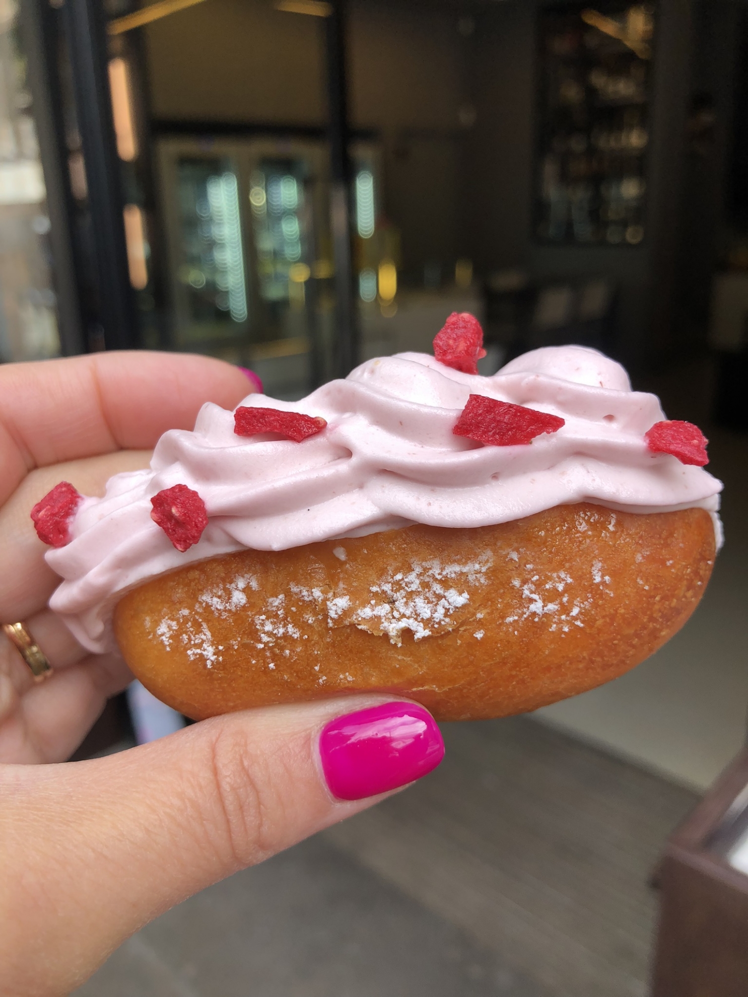 LA SIGNORINA NELLA CAPITALE NELLA PASTICCERIA WALTER MUSCO BOMPIANI